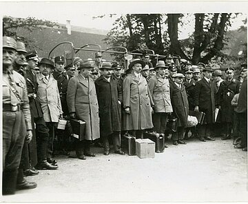 Ludwig Marum (Mitte), der ehemalige badische Regierungschef Adam Remmele (2. v. l.) und fünf weitere bekannte Sozialdemokraten nach der Ankunft am 16. Mai 1933 im Innenhof des KZ Kislau